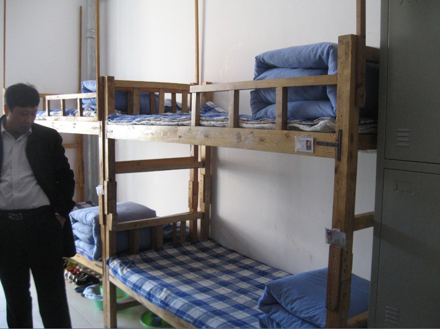 2011-2012-2女生参观男生宿舍系领导在活动过程中检查